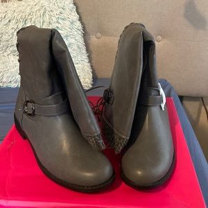 Flat boots , the are Dk grey size : 9 in women’s